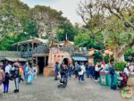 disneyland-crowds adventureland tree-MiceChat