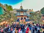 disneyland-crowds pirates 1-MiceChat