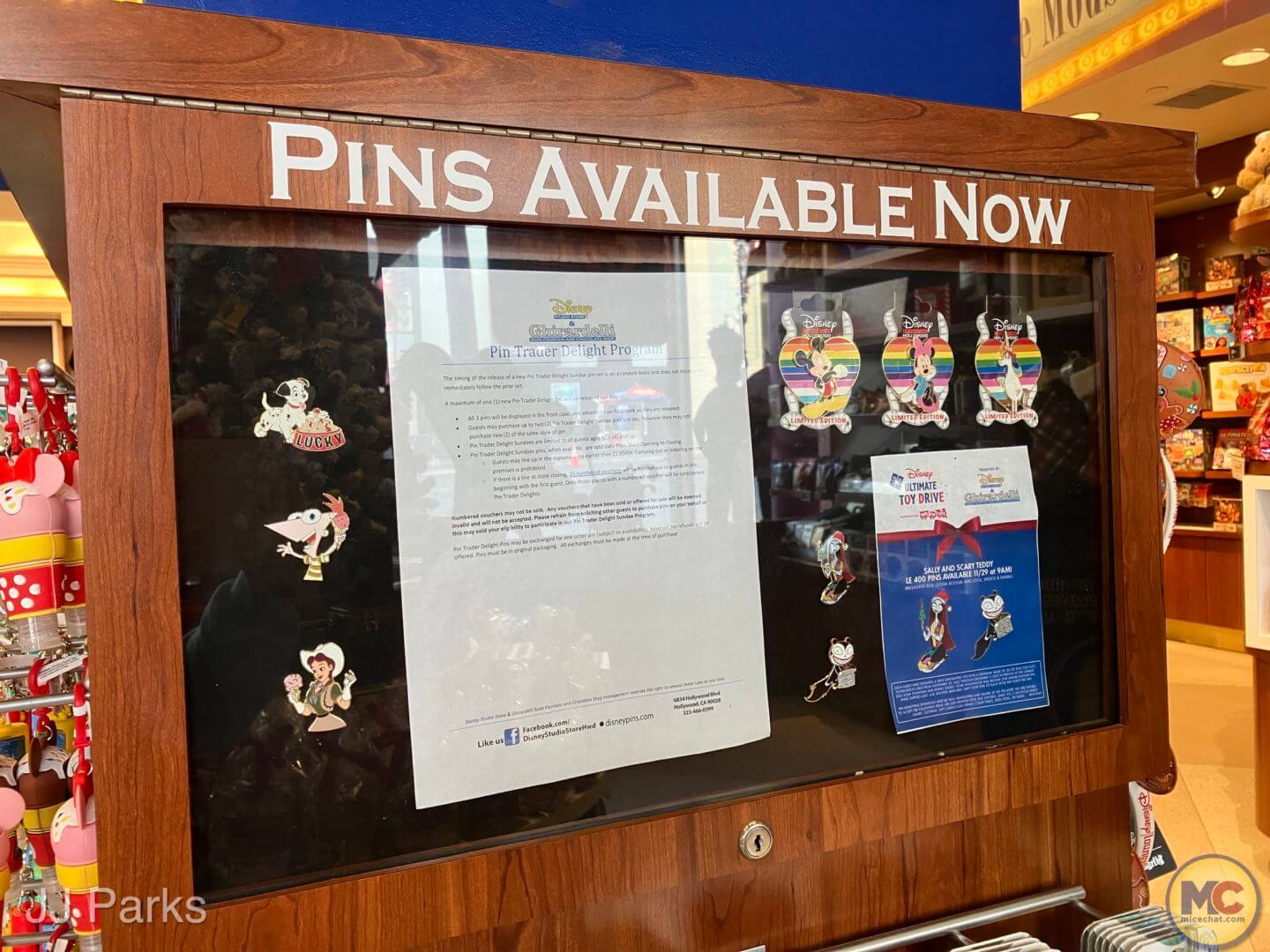 , Pin Point: Happy Hollywood Holidays at the El Capitan Theatre &#038; Disney Studio Store