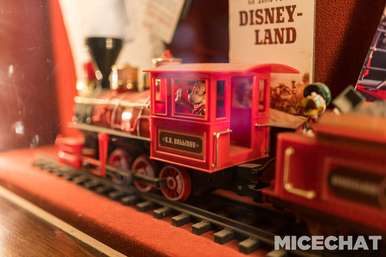 , Disneyland Update: It’s a Wall World After All