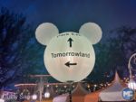 disneyland-nye crowd navigation balloon-MiceChat