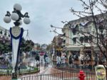 Disneyland-News-crowds rain town square main street-MiceChat