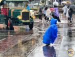 Disneyland-News-rain main street child-MiceChat