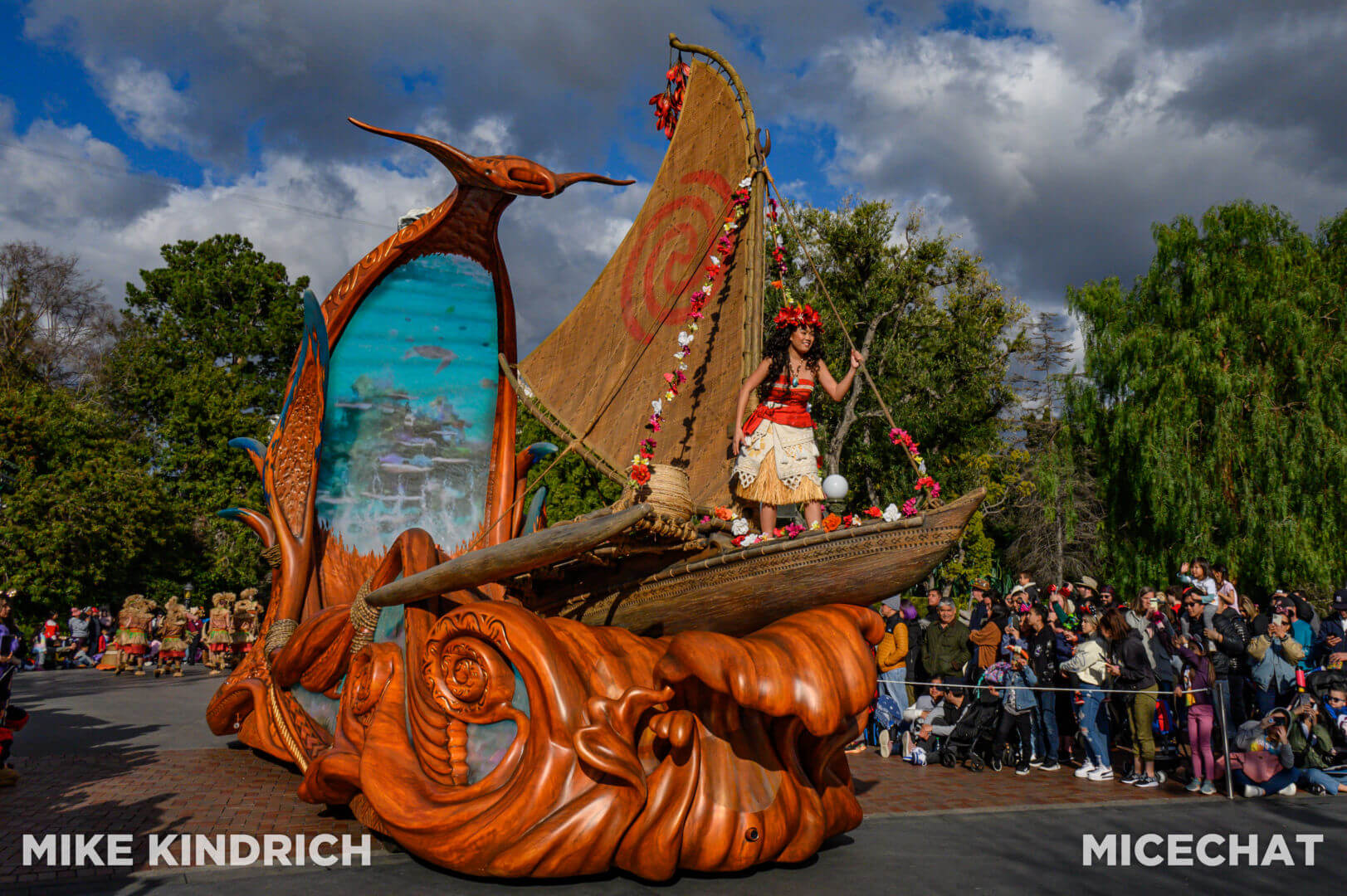 , Disneyland Update – Crowd Crush, Pipes Pop & Holiday Happenings!