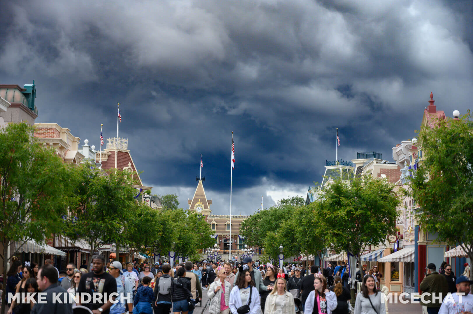 , Disneyland Update – The Crowd Awakens