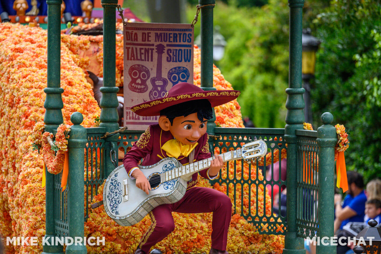 , Disneyland Update – Crowd Crush, Pipes Pop & Holiday Happenings!