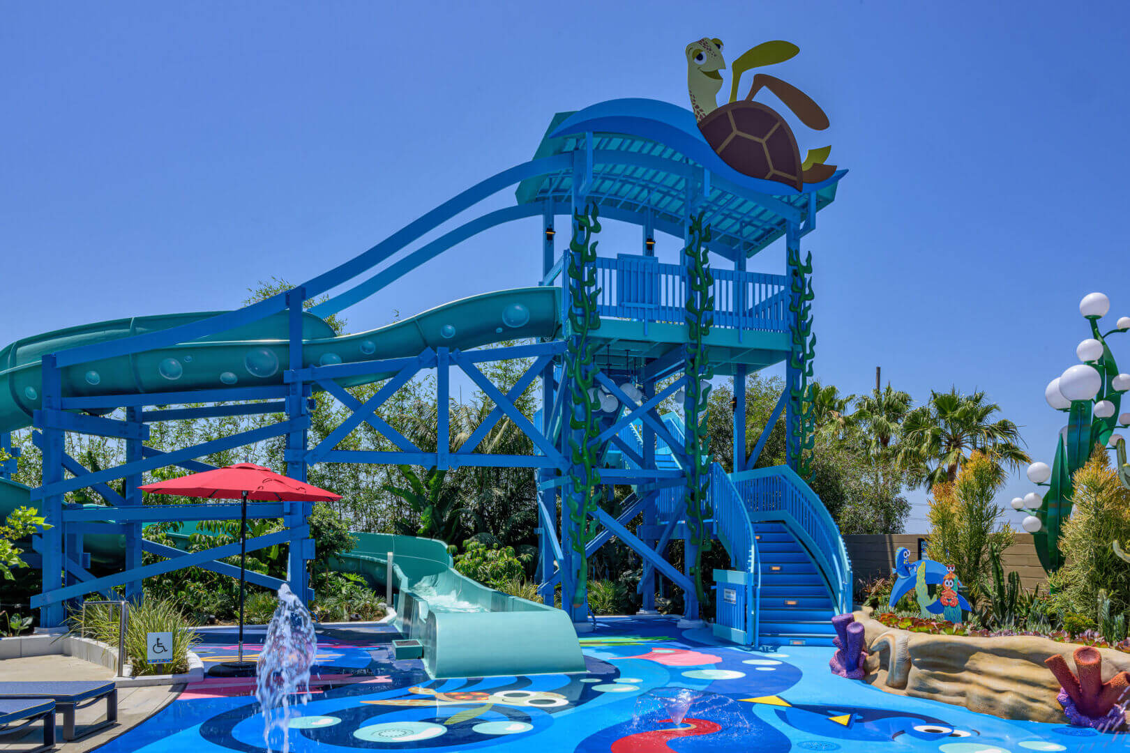 , Disneyland Update – Crowd Crush, Pipes Pop & Holiday Happenings!