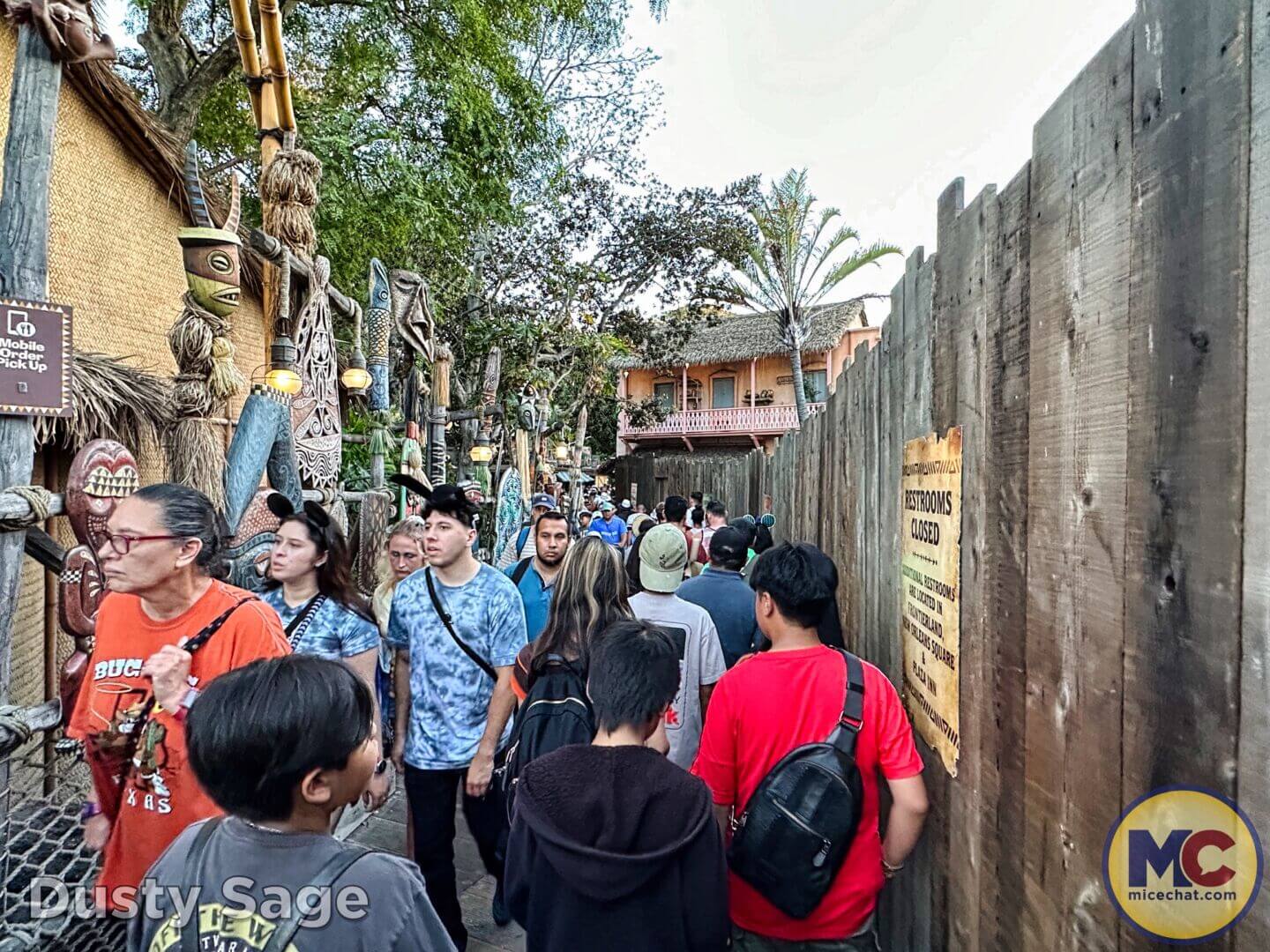 , Disneyland Update – Crowd Crush, Pipes Pop & Holiday Happenings!