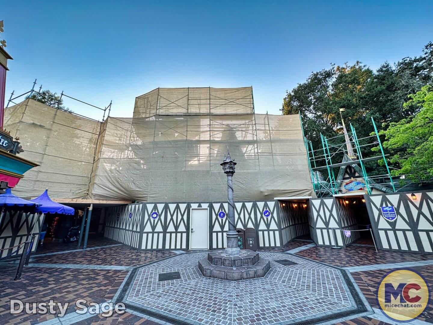 , Disneyland Update – Crowd Crush, Pipes Pop & Holiday Happenings!