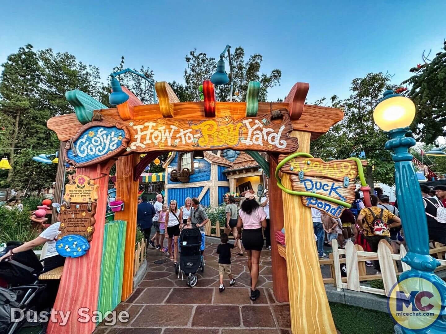 , Disneyland Update – Crowd Crush, Pipes Pop & Holiday Happenings!