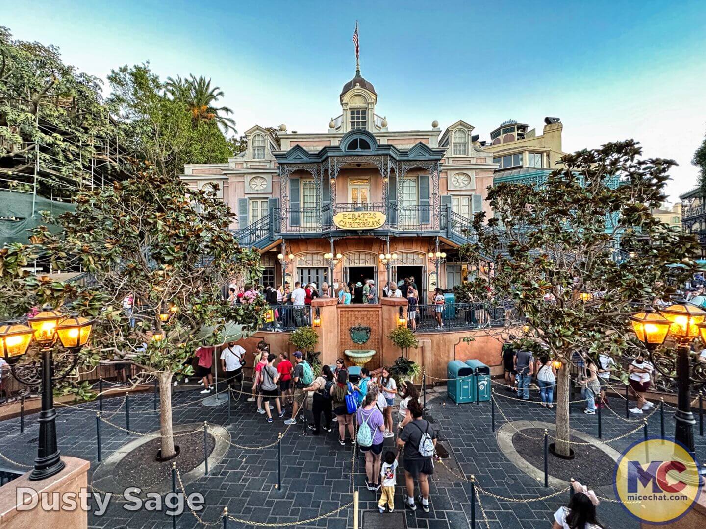 , Disneyland Update – Crowd Crush, Pipes Pop & Holiday Happenings!