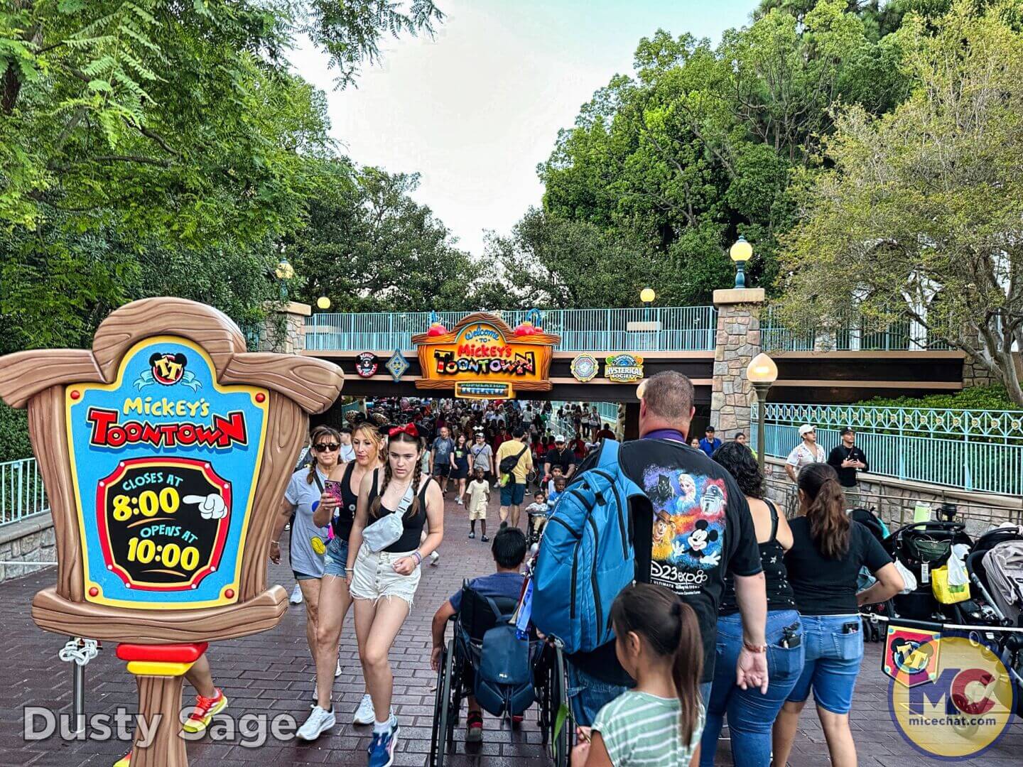 , Disneyland Update – Crowd Crush, Pipes Pop & Holiday Happenings!