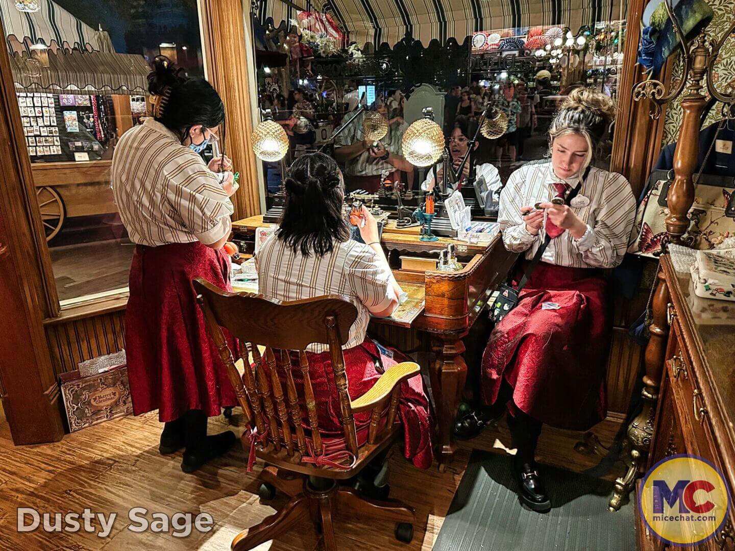 , Disneyland Update – Crowd Crush, Pipes Pop & Holiday Happenings!