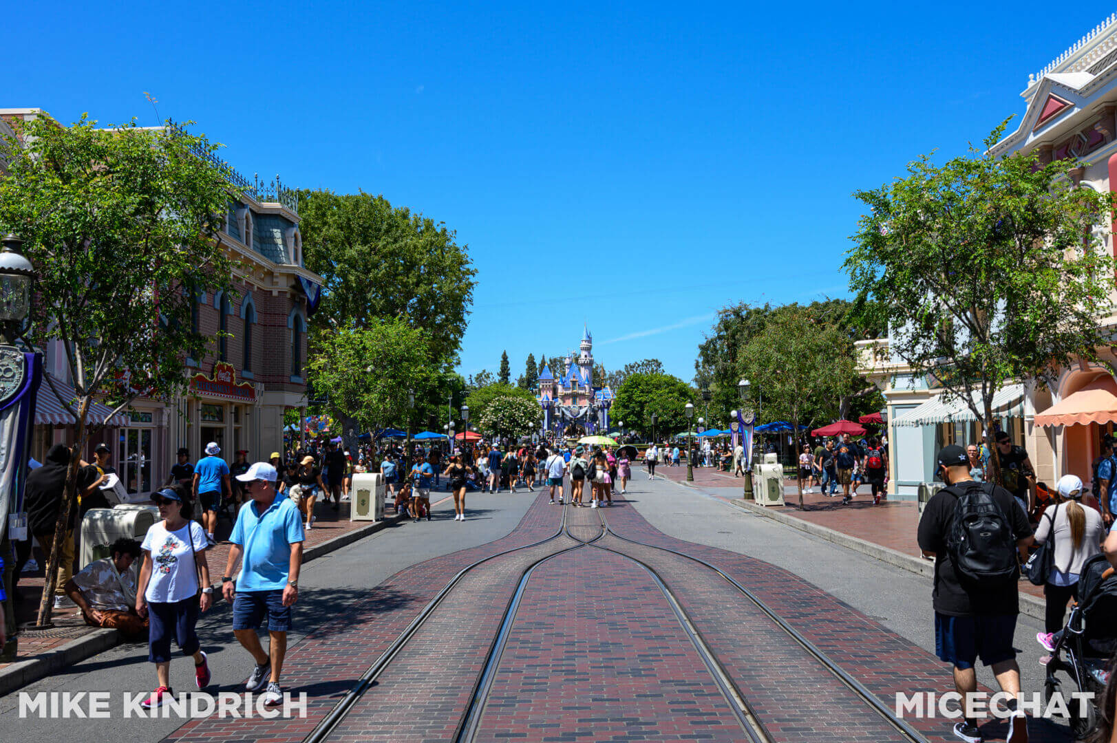, Disneyland Update – Crowd Crush, Pipes Pop & Holiday Happenings!