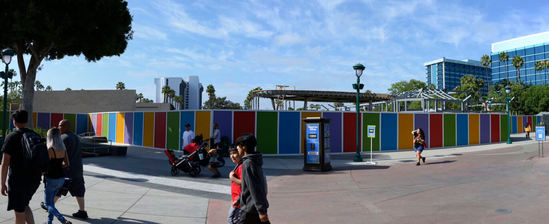 , Disneyland Update – Crowd Crush, Pipes Pop & Holiday Happenings!