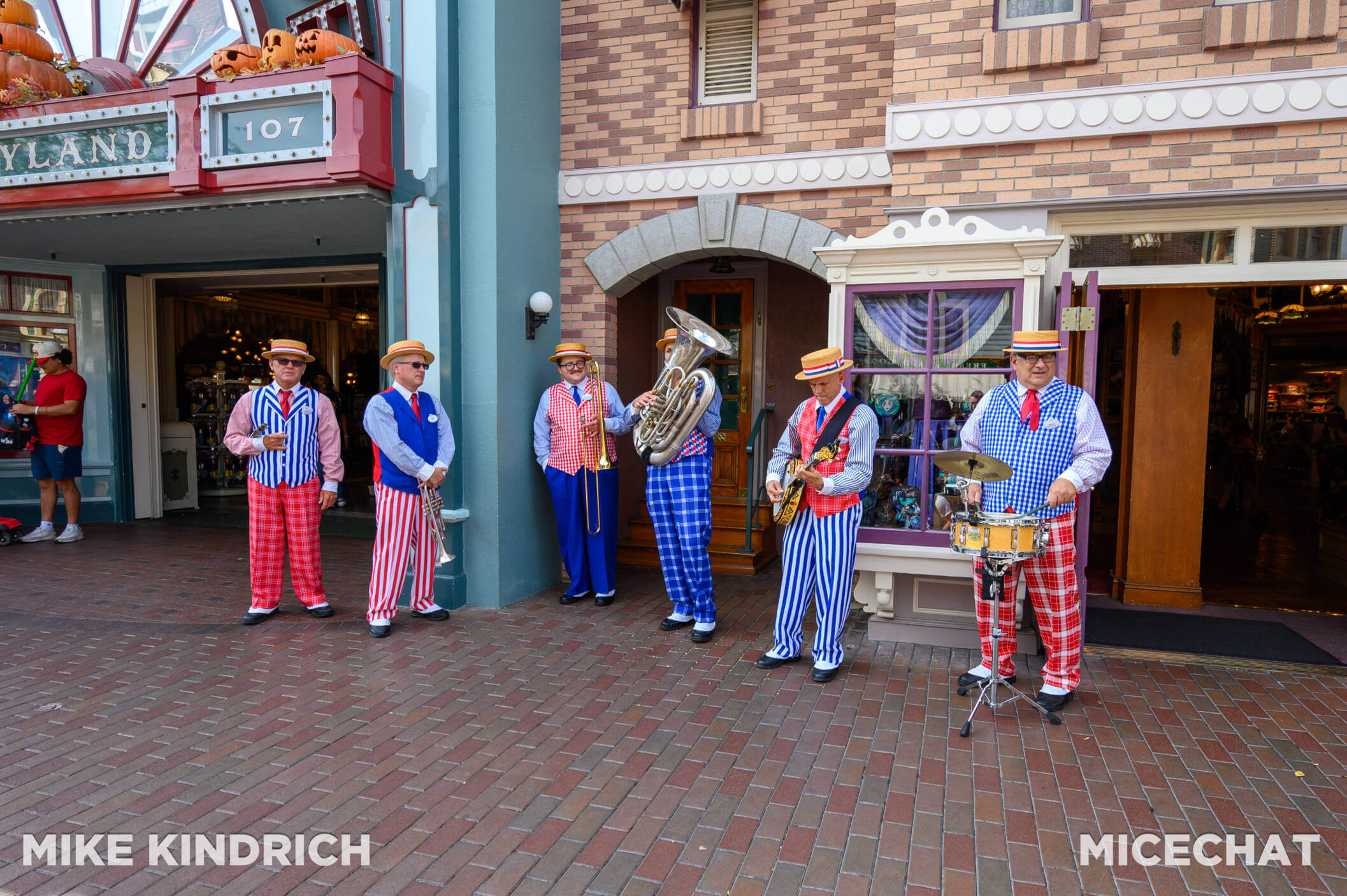 Main Street U.S.A., MiceShots: Falling for Main Street U.S.A. – A Crisp Stroll Through Walt’s Autumnal Wonderland