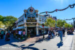 Mike Kindrich_Disneyland_Main Street_Plaza Point Exterior_Holidays (1 of 1)