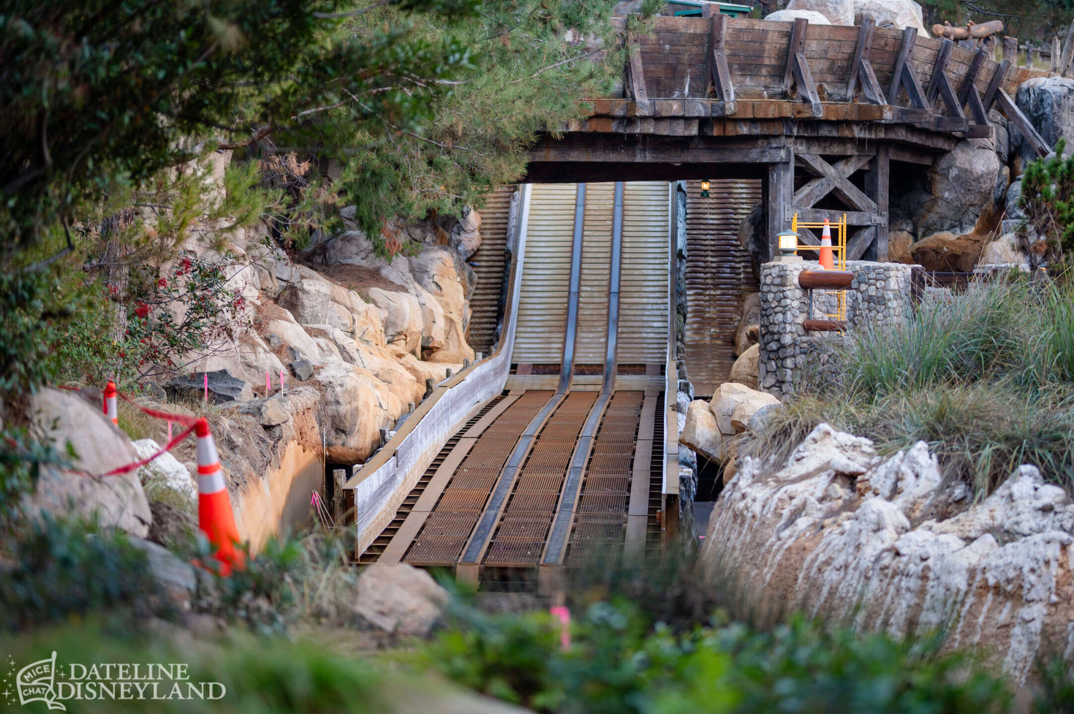 Disneyland, DISNEYLAND UPDATE: New Gates, Dragons & Haunted Mansion Closed!