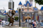Disneyland Donald hub statue rain DSC_1638-X5