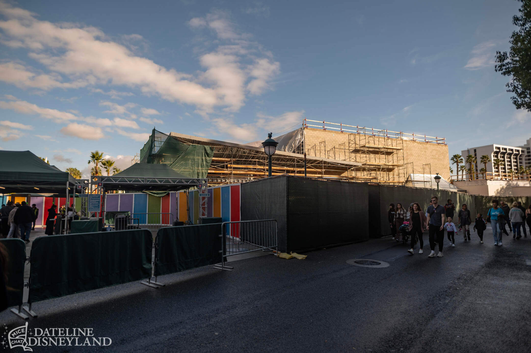 Disneyland, DISNEYLAND UPDATE: New Gates, Dragons & Haunted Mansion Closed!