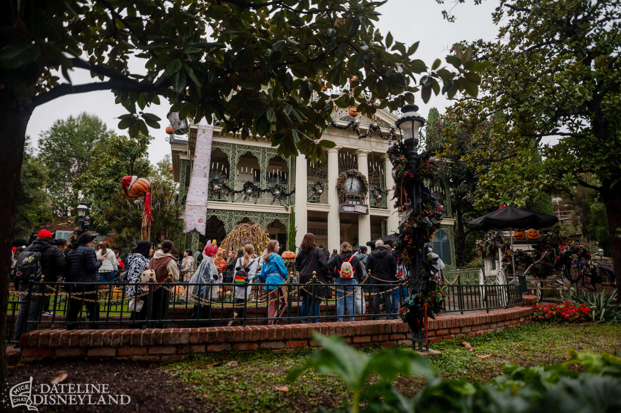 Disneyland, DISNEYLAND UPDATE: New Gates, Dragons & Haunted Mansion Closed!