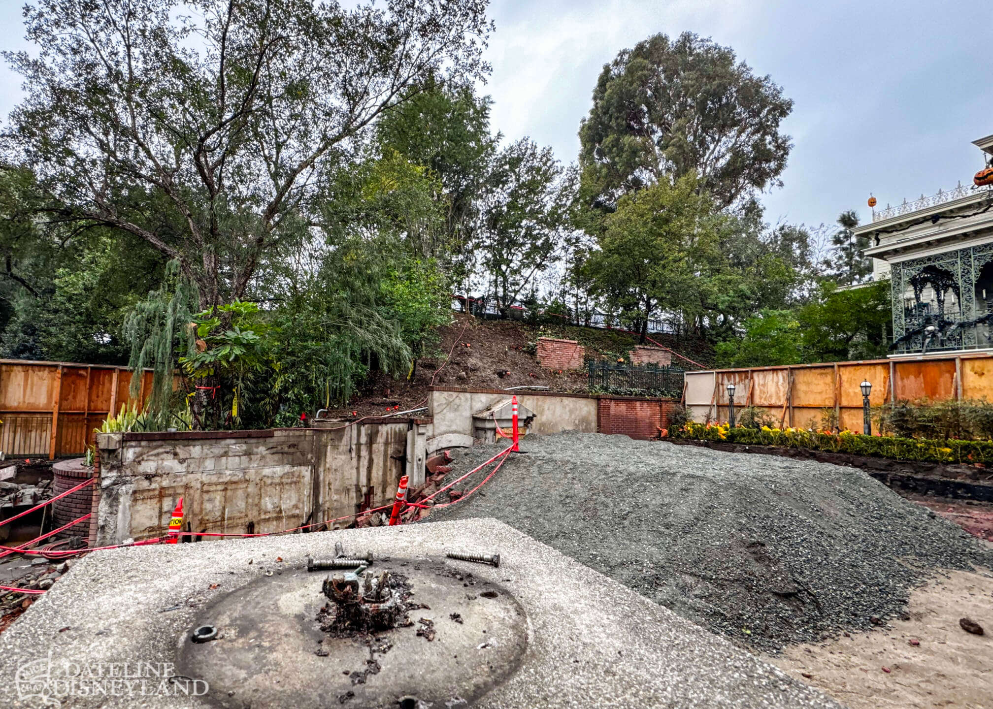 Disneyland, DISNEYLAND UPDATE: New Gates, Dragons & Haunted Mansion Closed!