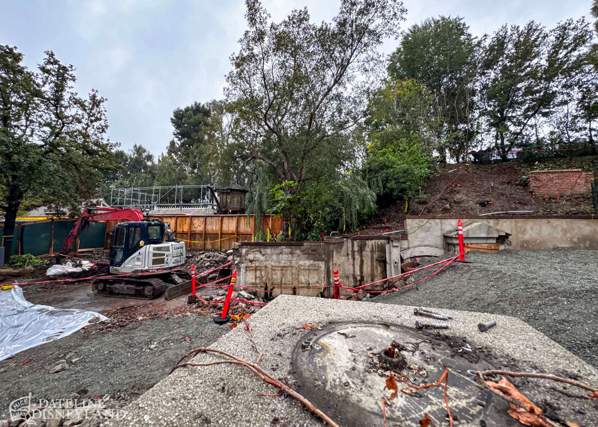 Disneyland, DISNEYLAND UPDATE: New Gates, Dragons & Haunted Mansion Closed!