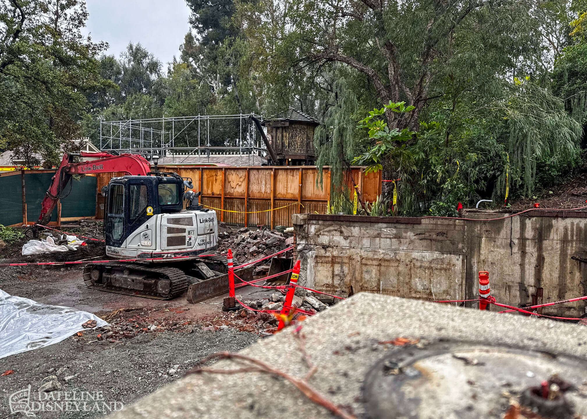 Disneyland, DISNEYLAND UPDATE: New Gates, Dragons & Haunted Mansion Closed!