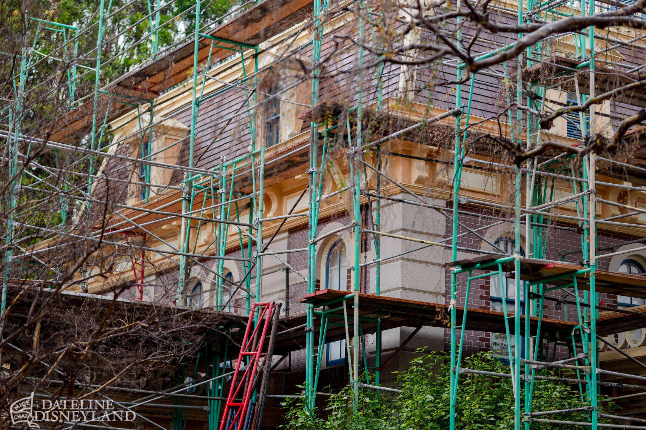 Disneyland, DISNEYLAND UPDATE: New Gates, Dragons & Haunted Mansion Closed!