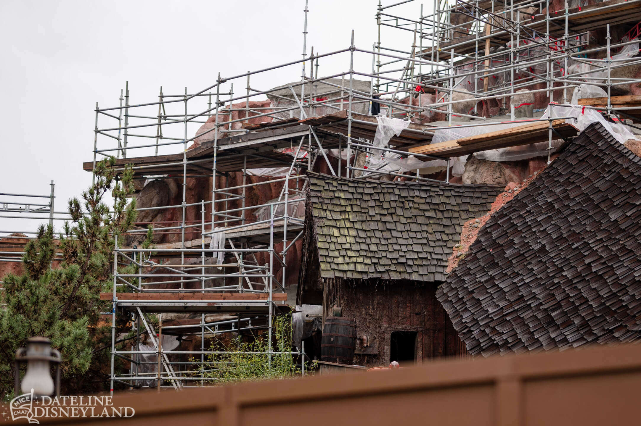 Disneyland, DISNEYLAND UPDATE: New Gates, Dragons & Haunted Mansion Closed!
