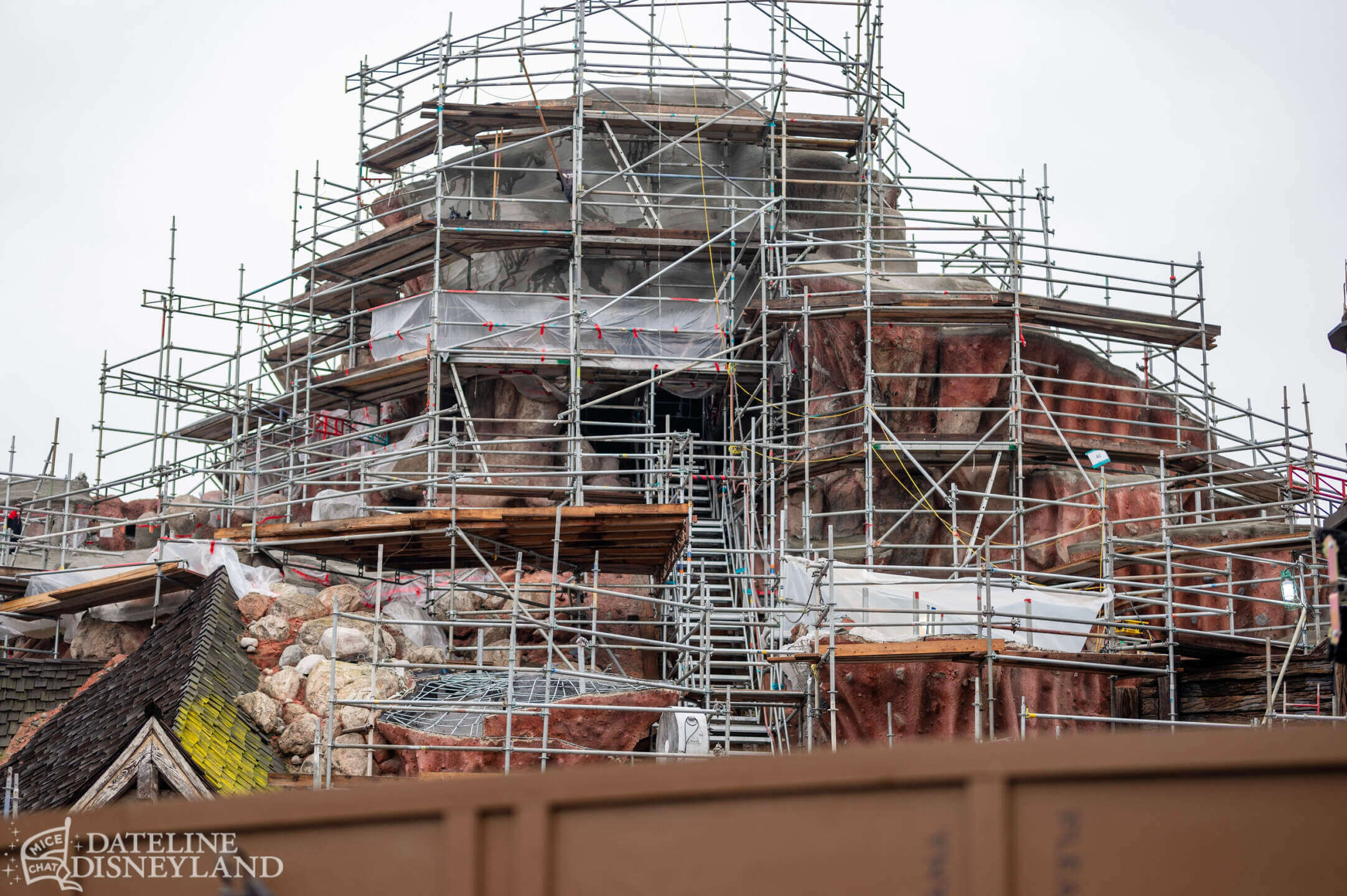 Disneyland, DISNEYLAND UPDATE: New Gates, Dragons & Haunted Mansion Closed!