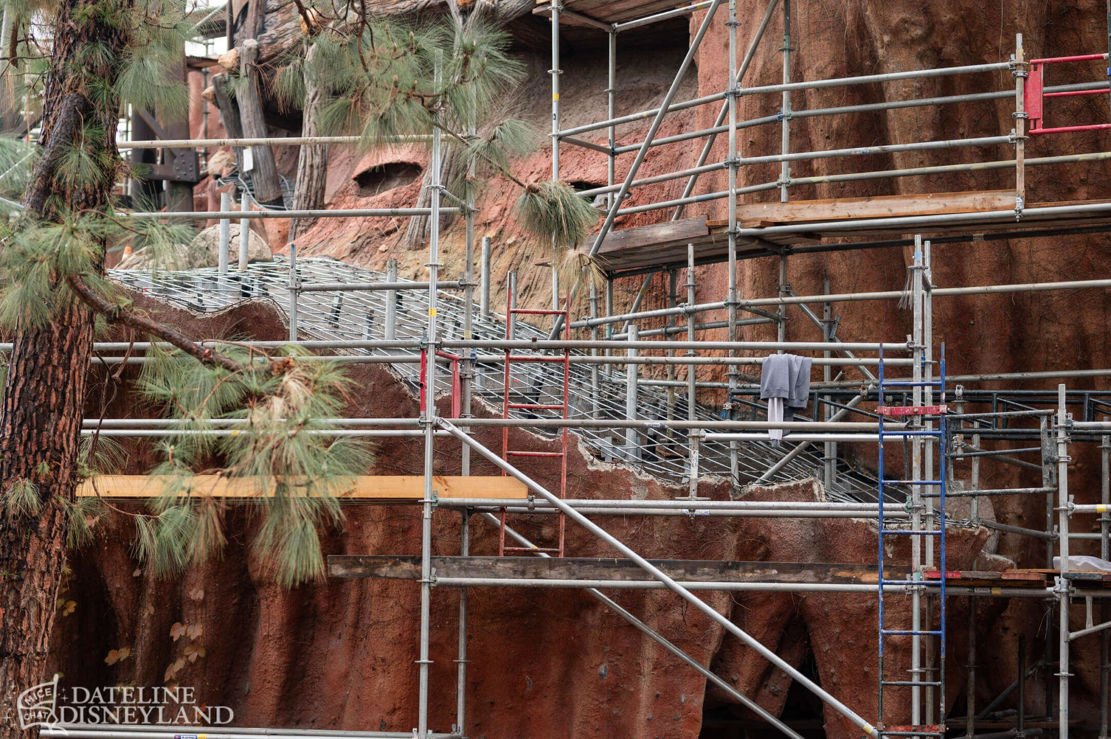 Disneyland, DISNEYLAND UPDATE: New Gates, Dragons & Haunted Mansion Closed!
