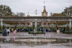 Disneyland esplanade compas rose in the rain chains closed DSC_1276-X5