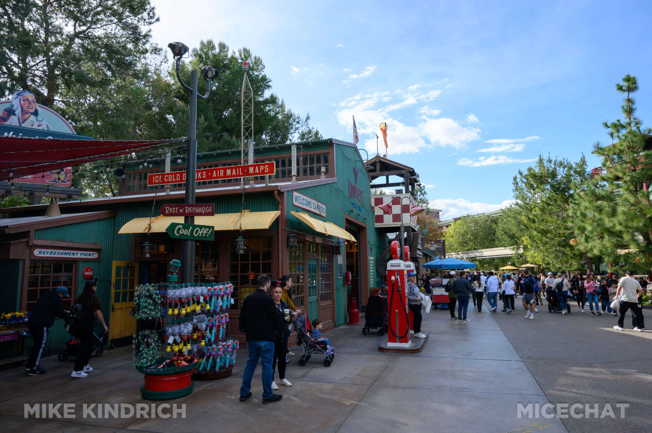 , Disneyland Update: Tiana Sets Up Shop, New Gates & Pink Trees!
