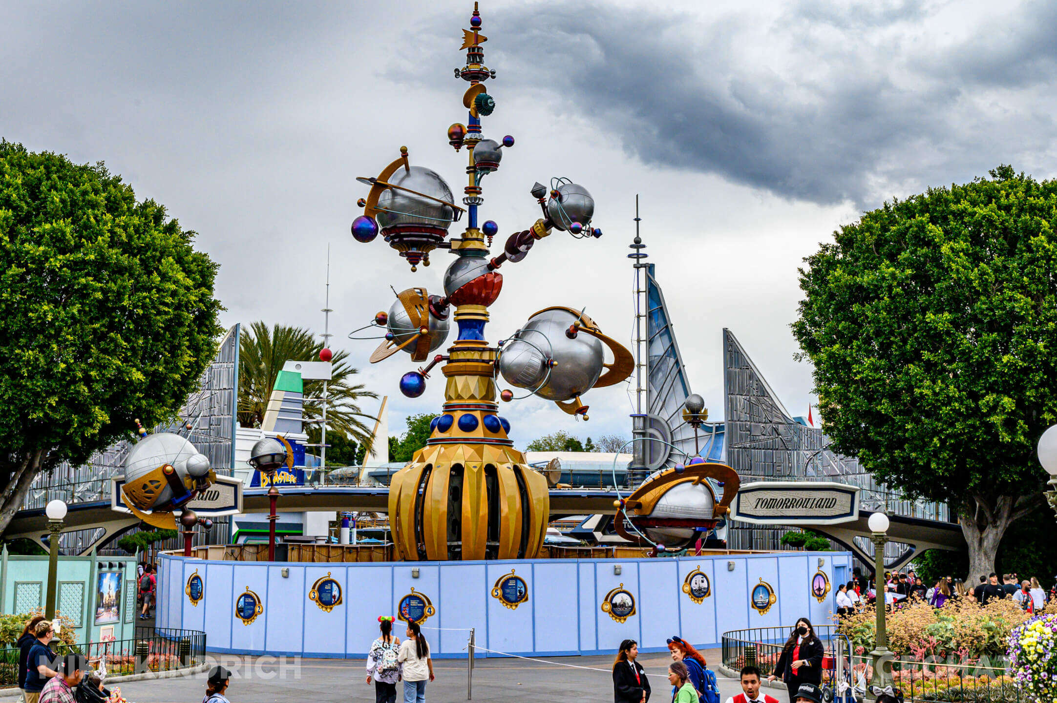 , Disneyland Update: Tiana Sets Up Shop, New Gates & Pink Trees!