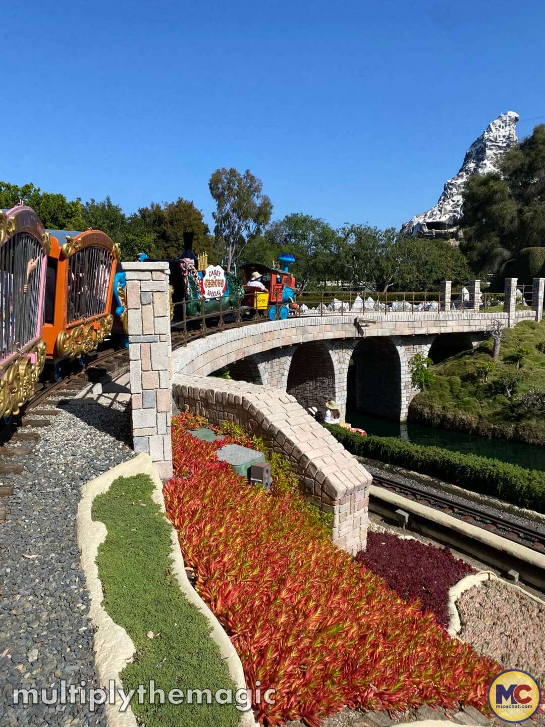 , DISNEYLAND UPDATE: Oswald On Set, Halloween Creeps & Holiday Peeps!