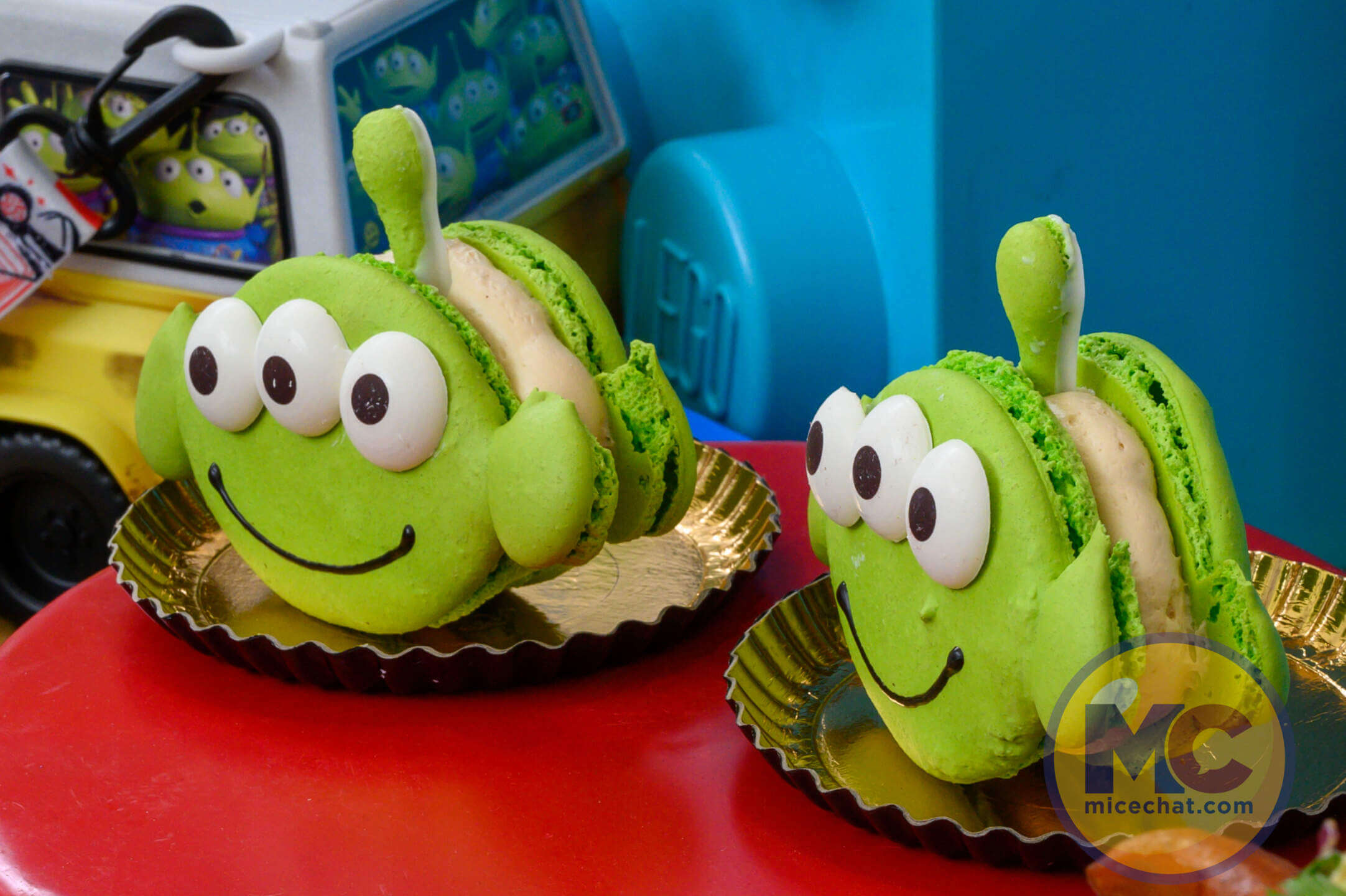 Pixar Fest 2024 - alien macaron