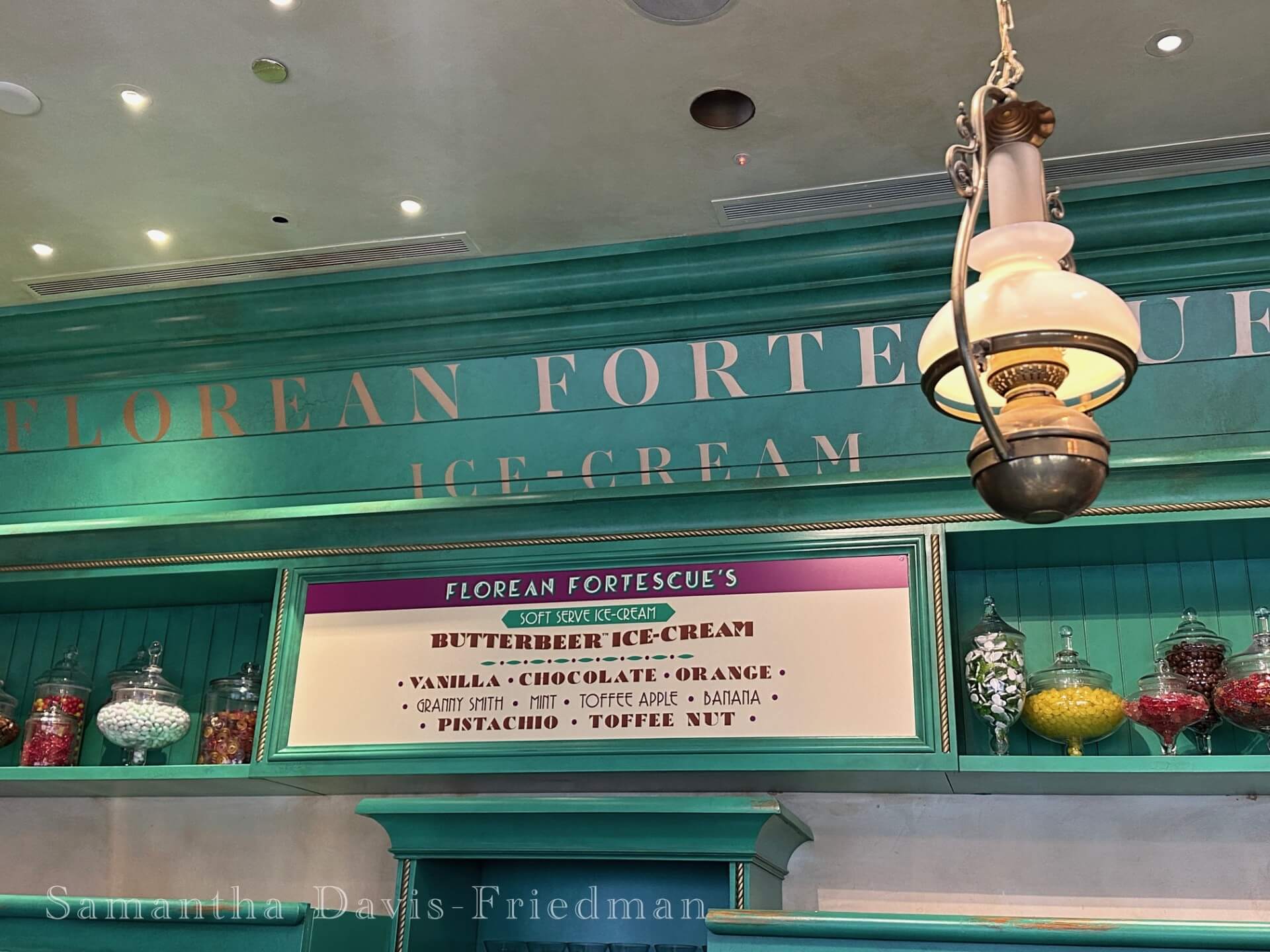 Universal Studios Hollywood - Butterbeer ice cream at Florean Fortescue's