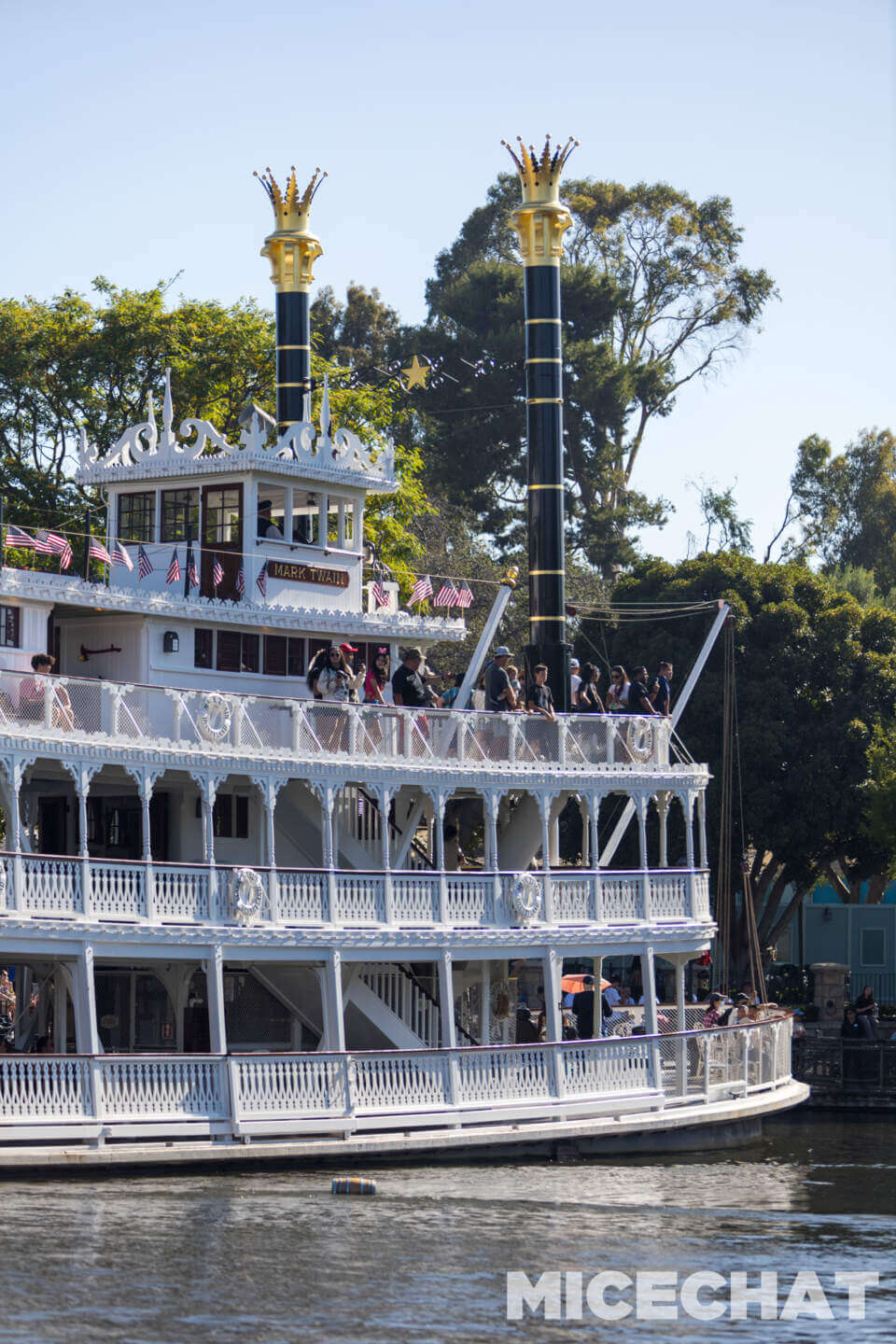 , DISNEYLAND UPDATE: Crowd Collapse, Oogie Observations & A Splashtacular Surprise