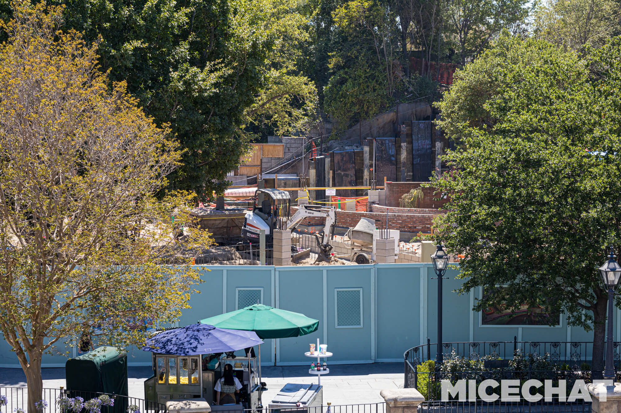 , DISNEYLAND UPDATE: Crowd Collapse, Oogie Observations & A Splashtacular Surprise