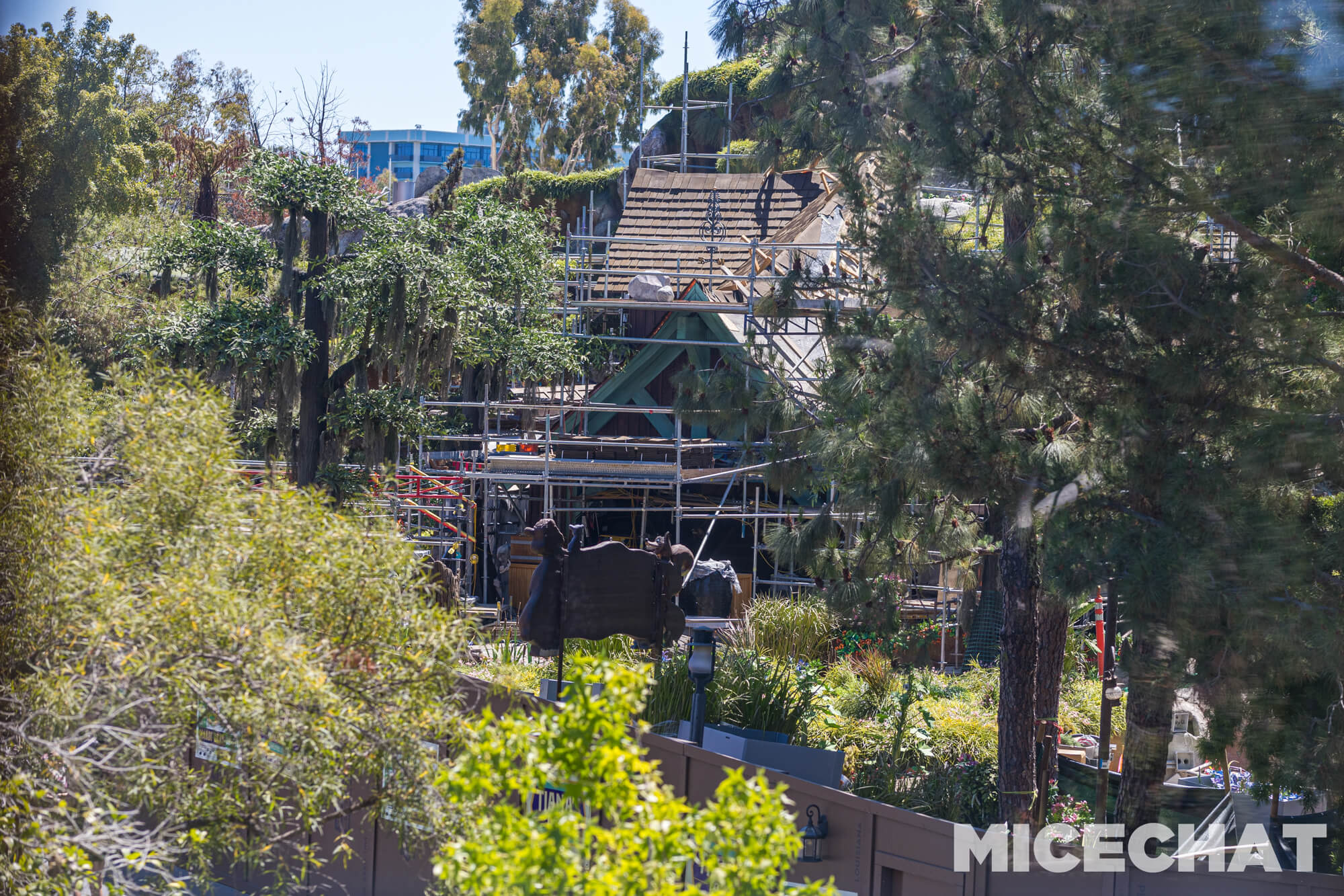 , DISNEYLAND UPDATE: Crowd Collapse, Oogie Observations & A Splashtacular Surprise