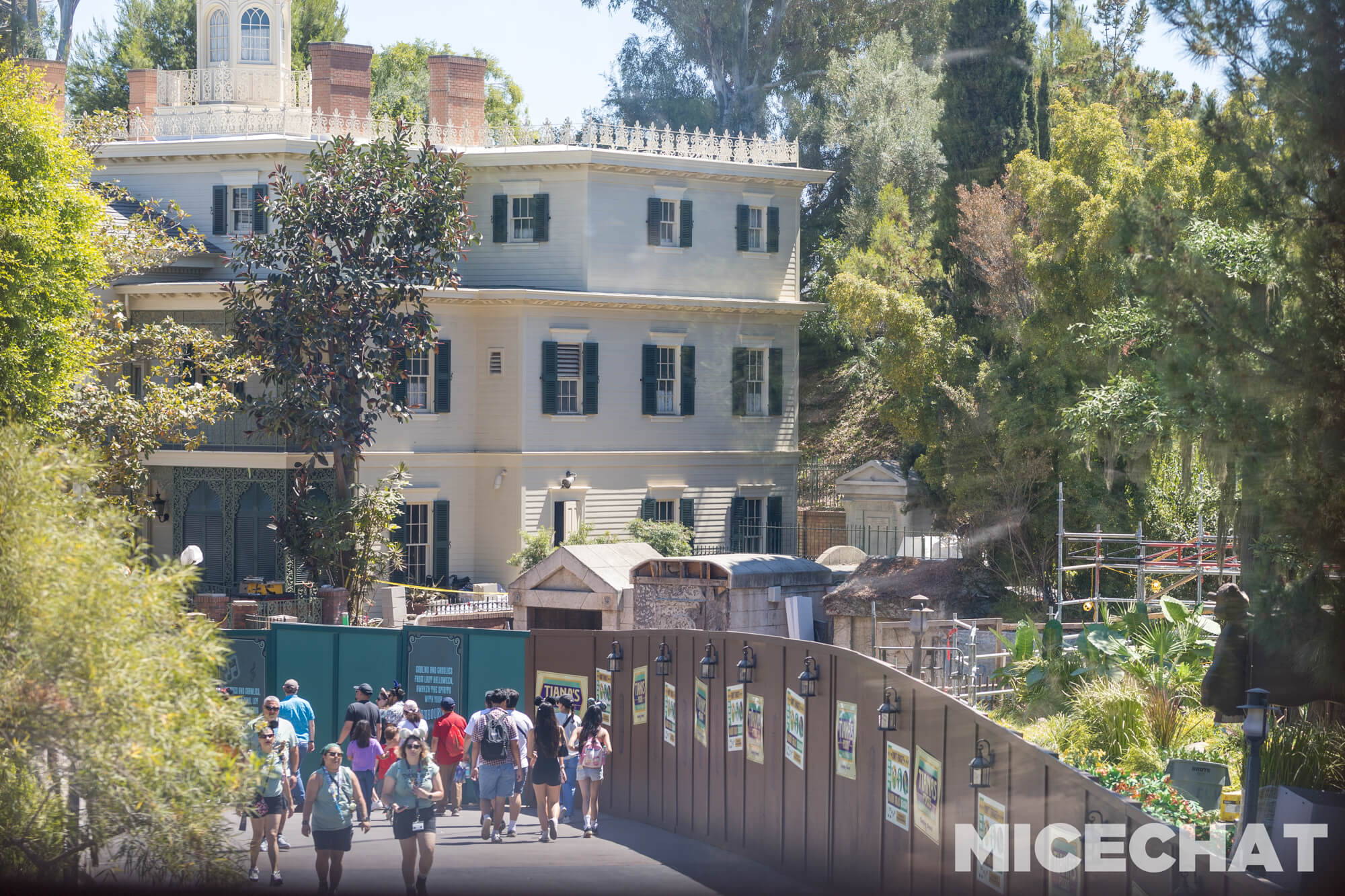 , DISNEYLAND UPDATE: Crowd Collapse, Oogie Observations & A Splashtacular Surprise