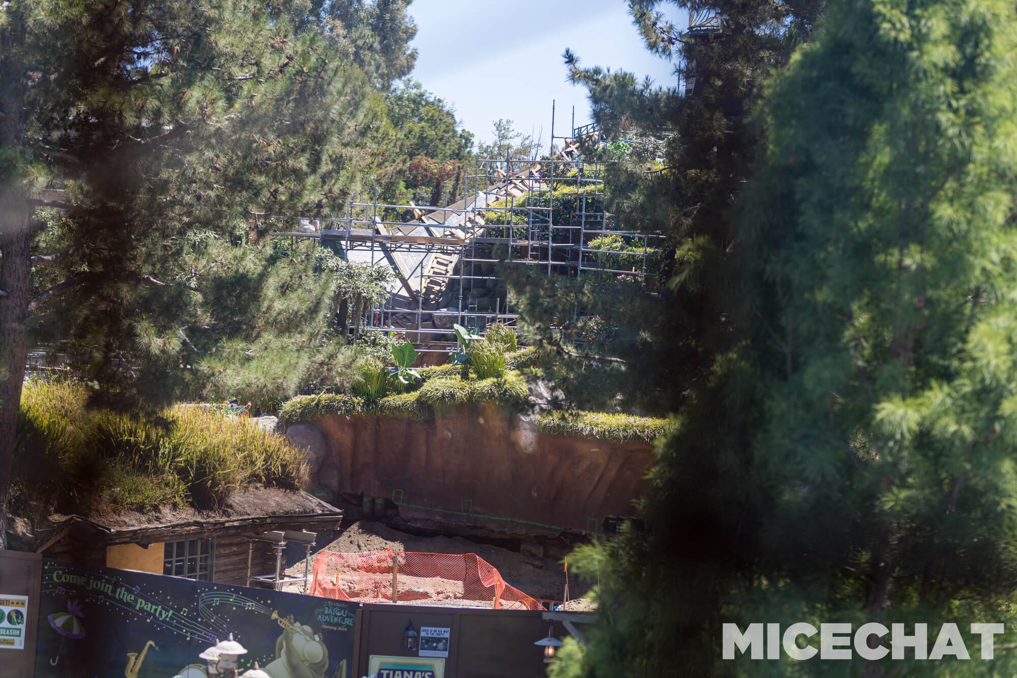 , DISNEYLAND UPDATE: Crowd Collapse, Oogie Observations & A Splashtacular Surprise
