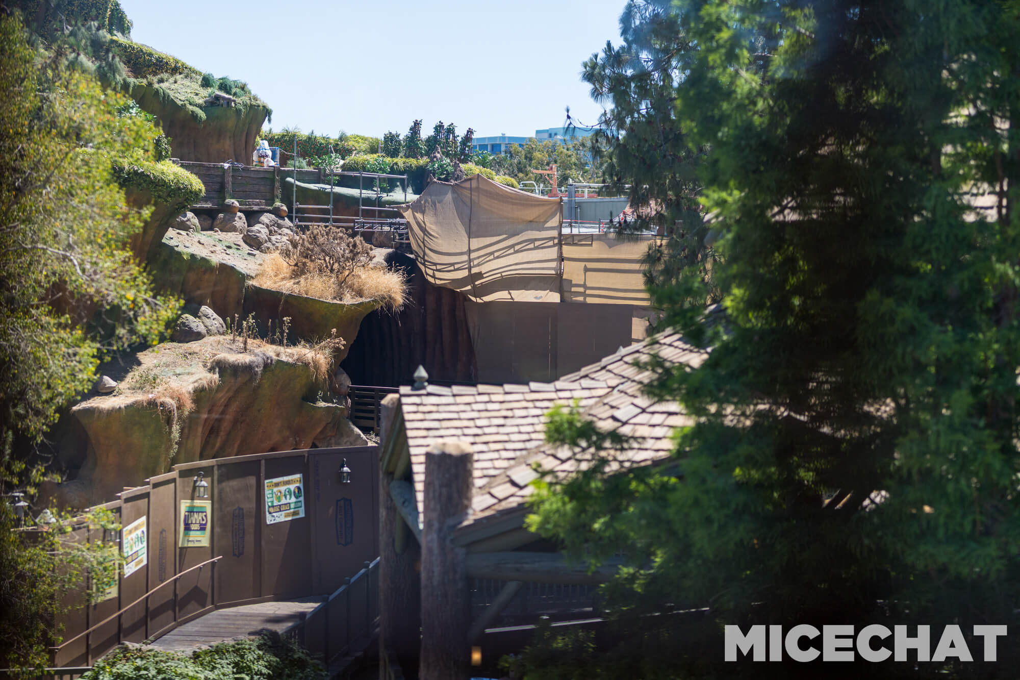 , DISNEYLAND UPDATE: Crowd Collapse, Oogie Observations & A Splashtacular Surprise