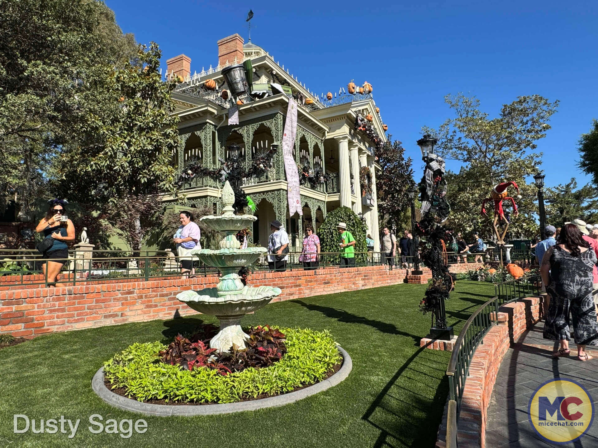 , DISNEYLAND UPDATE: Haunted Happenings, Marvel Mayhem, and Showbiz Shenanigans!