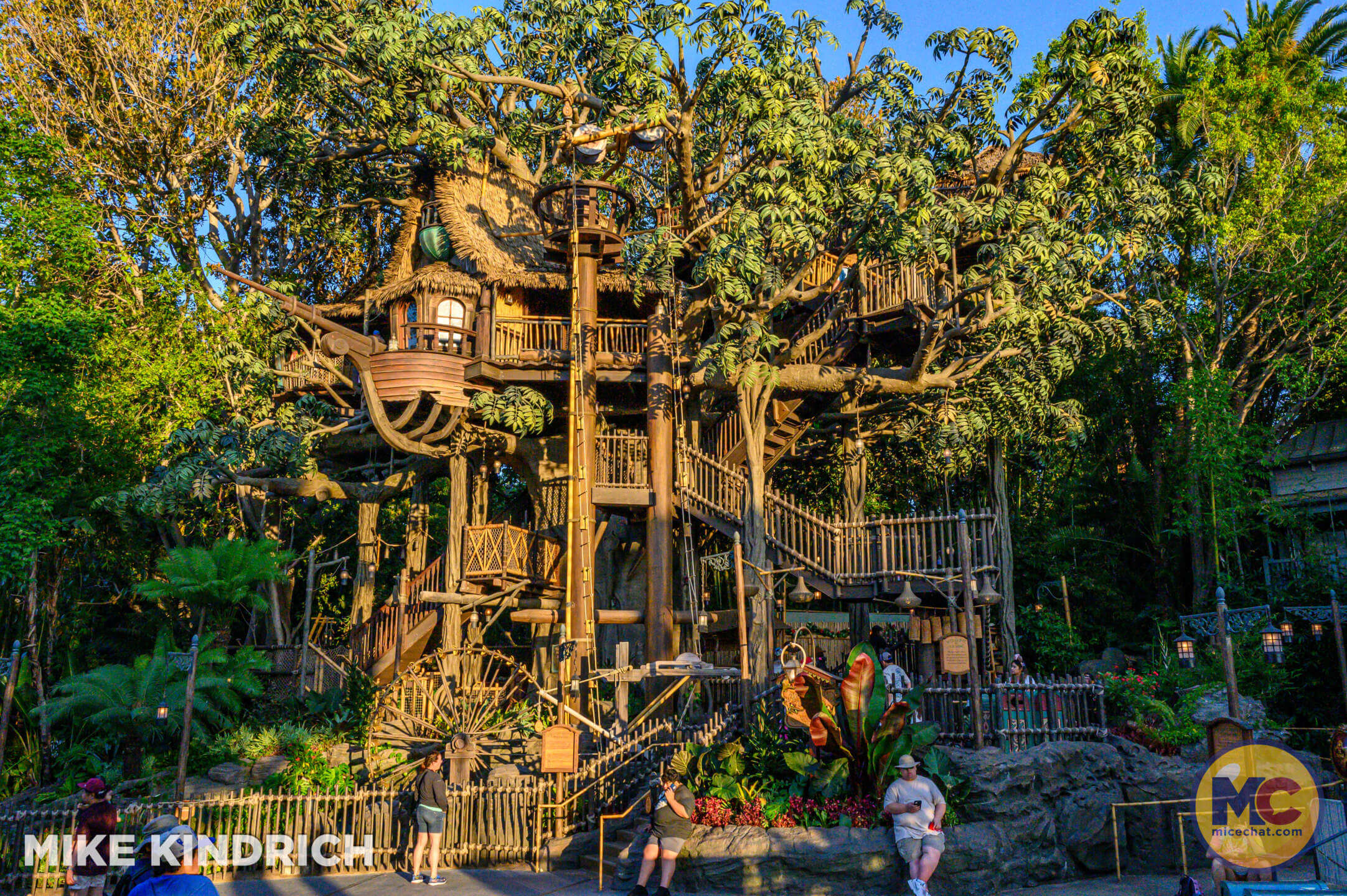, DISNEYLAND UPDATE: Haunted Happenings, Marvel Mayhem, and Showbiz Shenanigans!