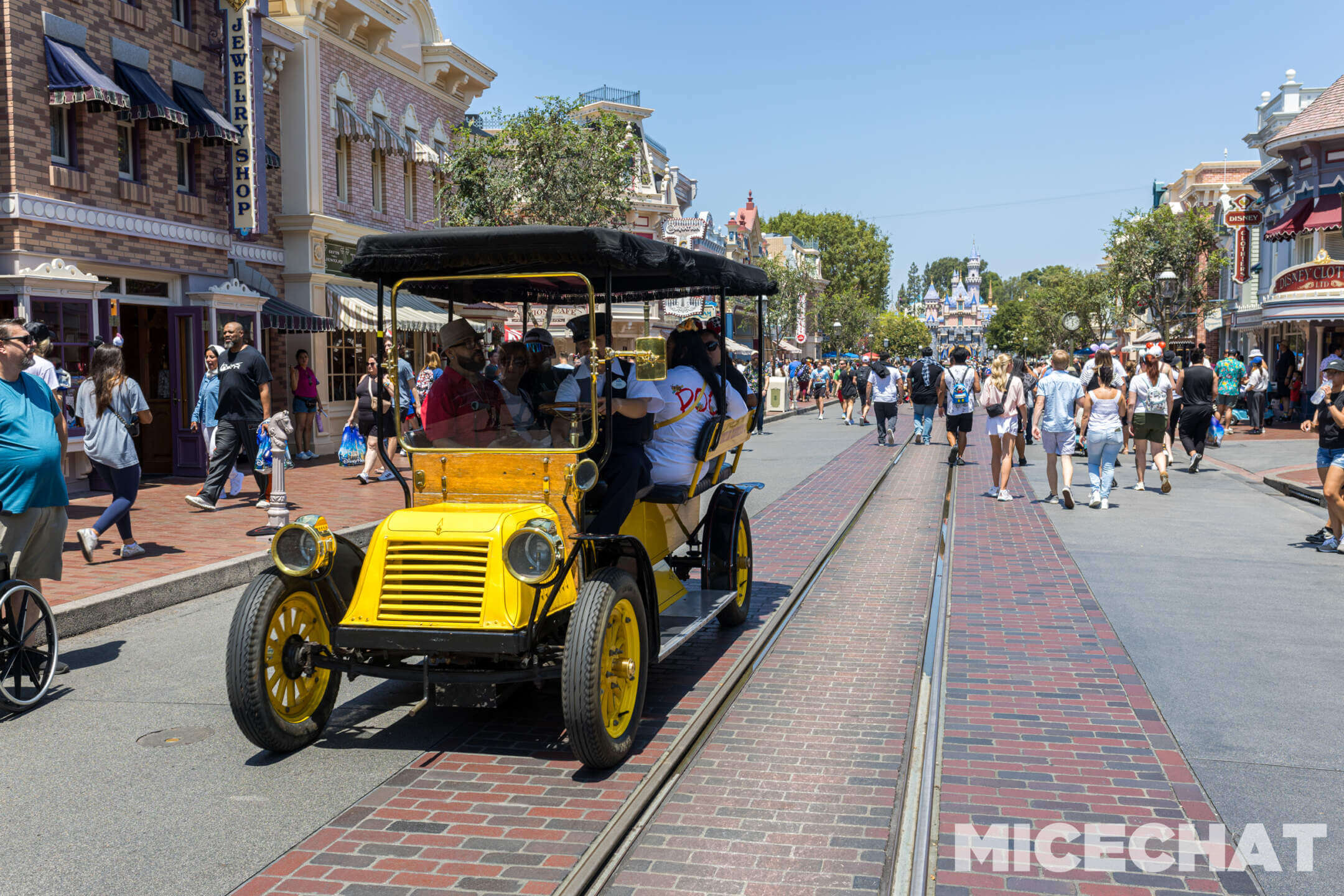Disneyland, DISNEYLAND UPDATE: Hot Days, Cool Crowds & Summer Shakeups