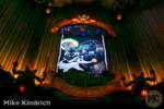 Disneyland-News-Haunted Mansion Holiday stretching window zero- MiceChat