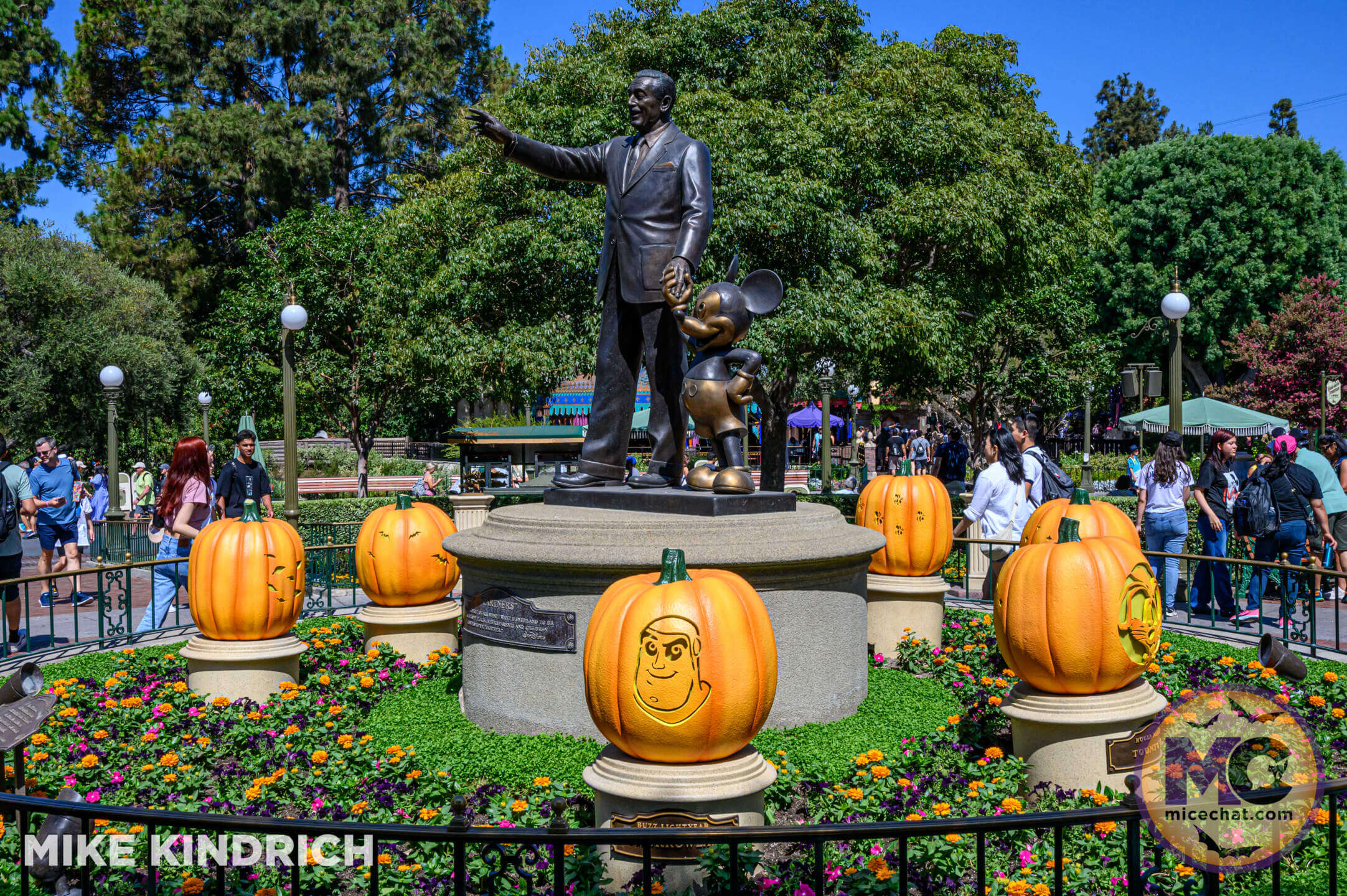 , Disneyland Update: Construction Tricks and Halloween Treats