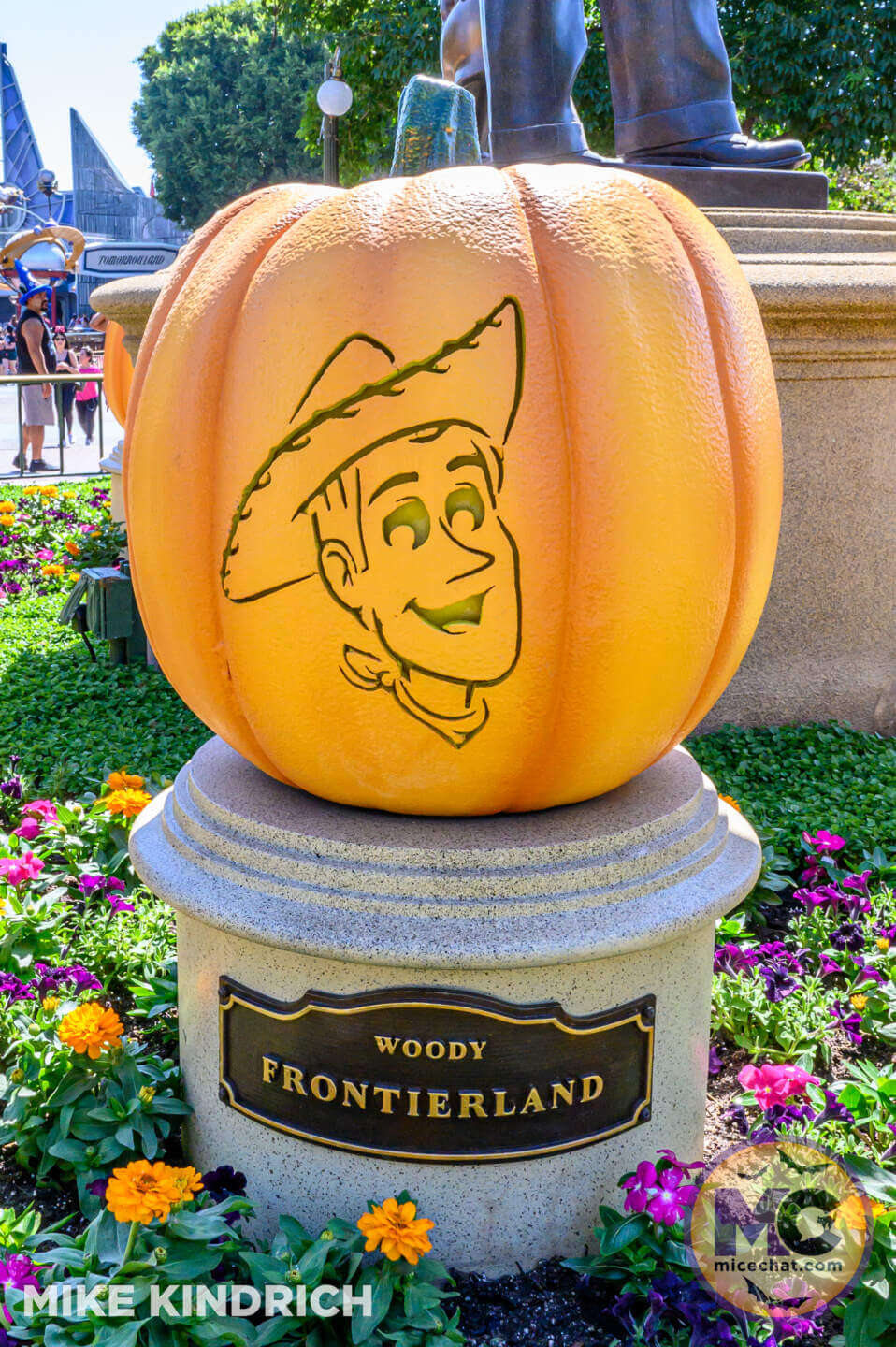 , Disneyland Update: Construction Tricks and Halloween Treats